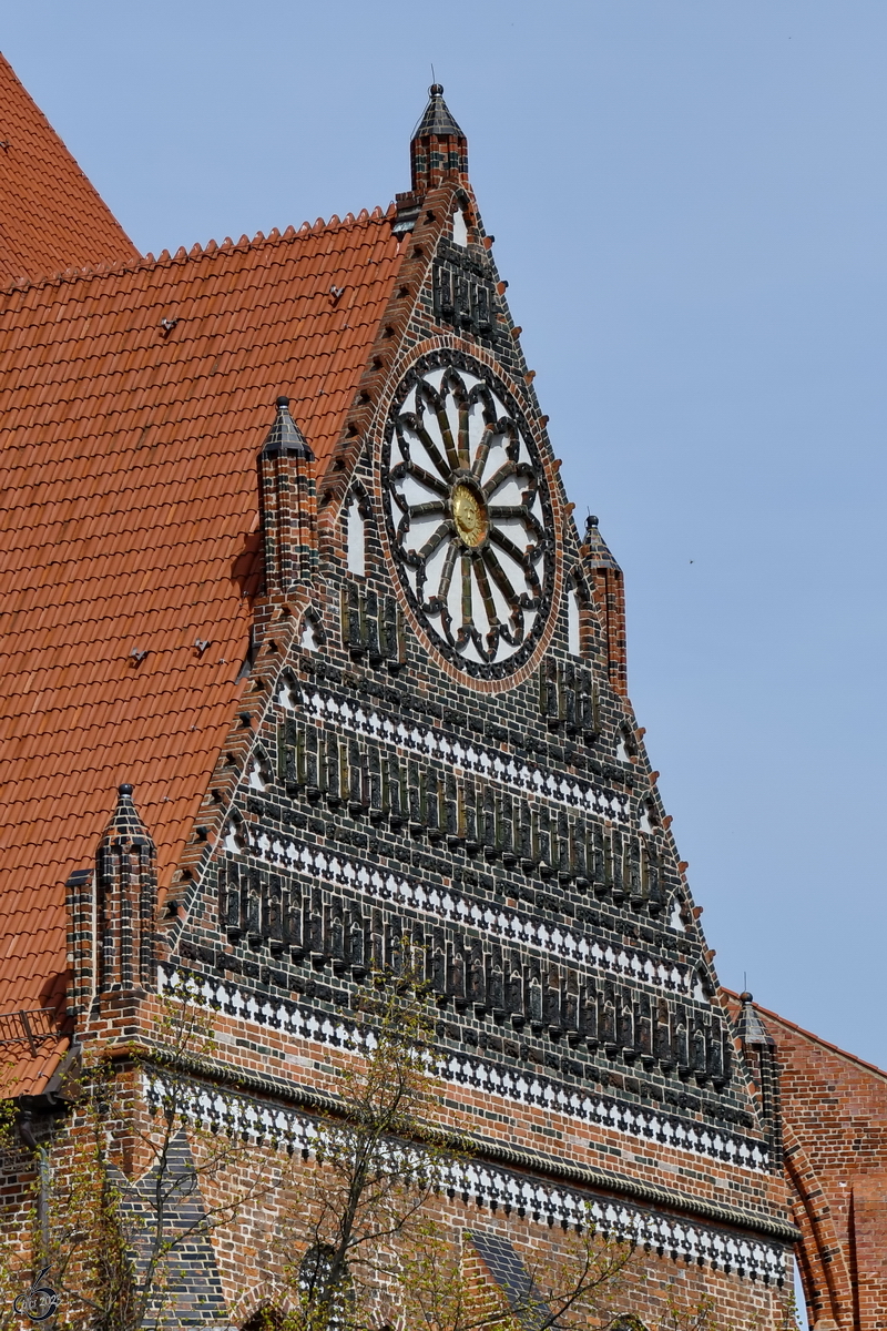 Im Bild das Giebeldreieck des Sdquerhauses der von 1381 bis 1487 im Stil der Sptgotik gebauten Kirche St. Nikolai. (Wismar, Mai 2023)