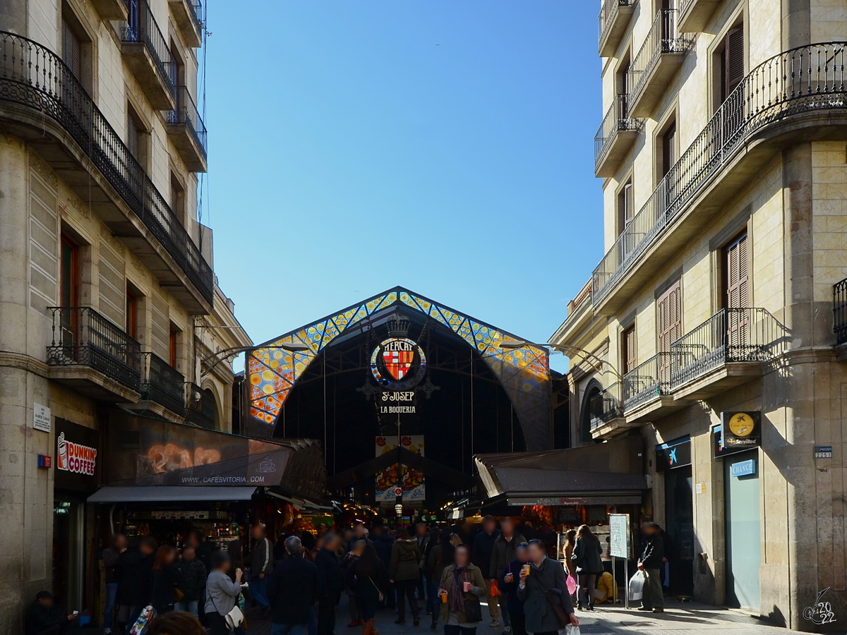Im Bild der Haupteingang der an der Strae La Rambla in Barcelona gelegenen Markthallen des Mercat de la Boqueria. (Februar 2013)