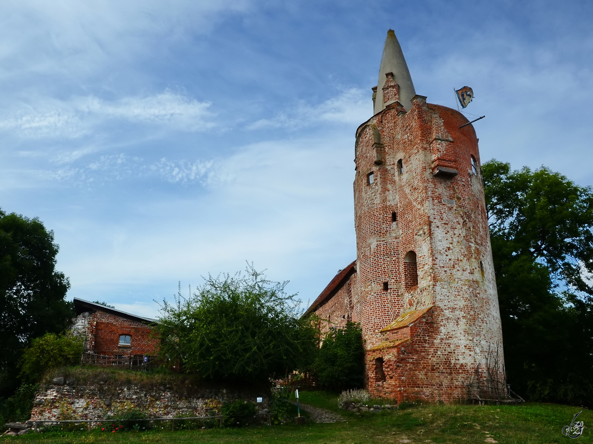 Im Bild die hier von von Sdosten aus gesehene Burg Klempenow in Breest. (August 2013)