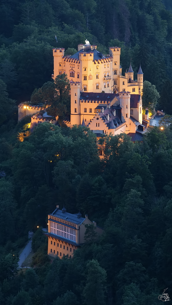 Im Bild das neugotische Schloss Hohenschwangau, direkt darunter die ehemalige Orangerie. (Juli 2017)
