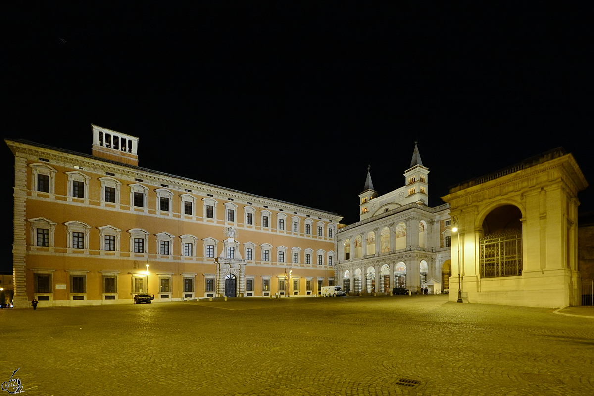 Im Bild der Papst-Johannes-Paul-II.-Platz (Piazza Giovanni Paolo II) mit dem Lateran-Palast (Palazzo Lateranense) und der Halle der Segnungen (Loggia Delle Benedizioni). (Rom, Dezember 2015)
