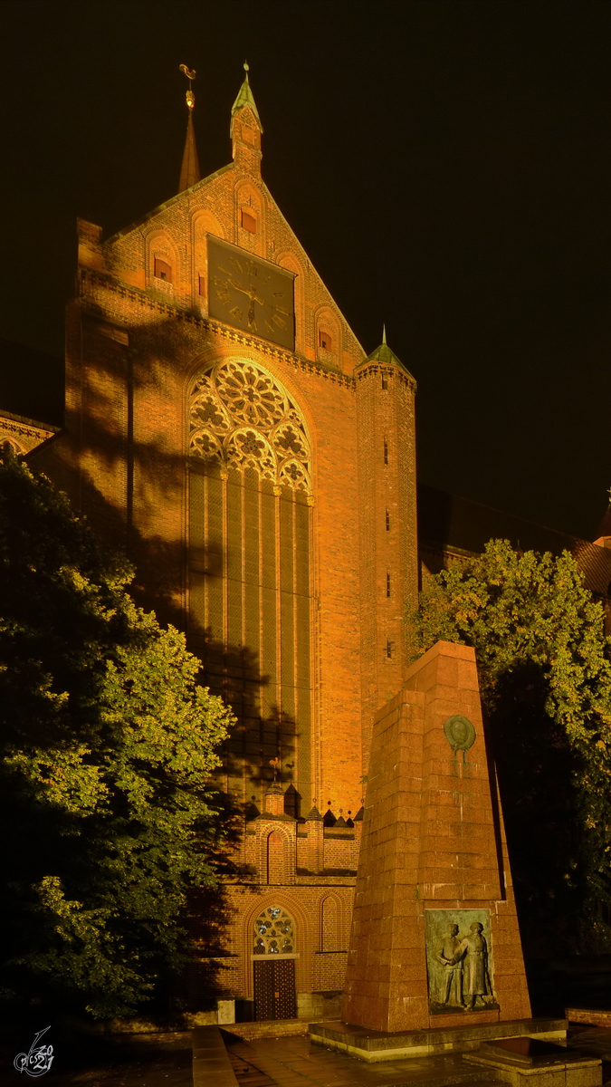 Im Bild das Sowjetische Ehrenmal vor der St.-Marien-Kirche in Stralsund. (August 2014)