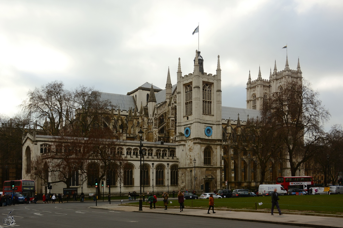 Im Bild die St Margaret’s Church, dahinter die im gotischen Stil erbauten Westminster Abbey. (London, Februar 2015)