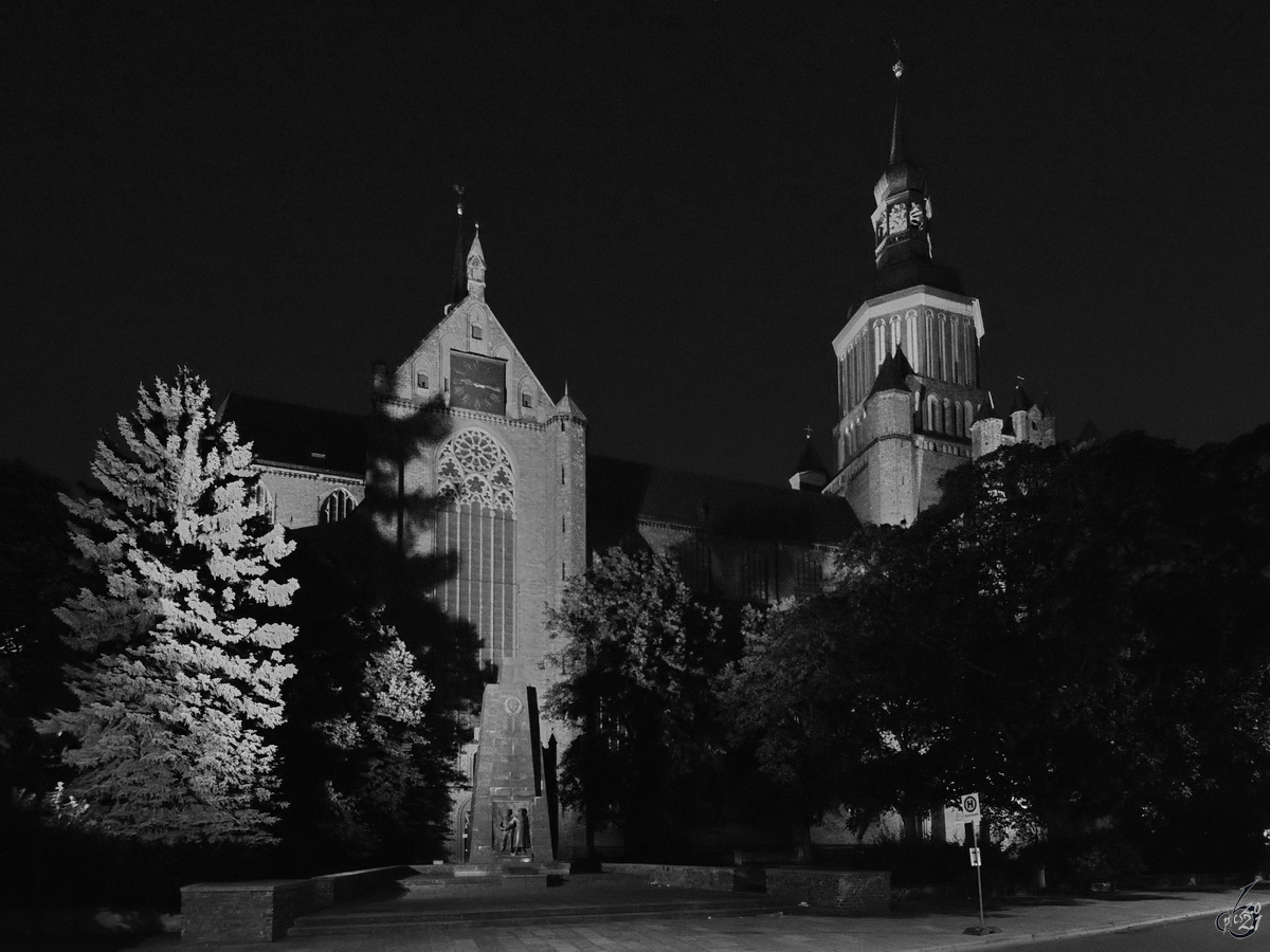 Im Bild die St.-Marien-Kirche in Stralsund, davor der Heldenfriedhof und das Sowjetische Ehrenmal. (August 2014)