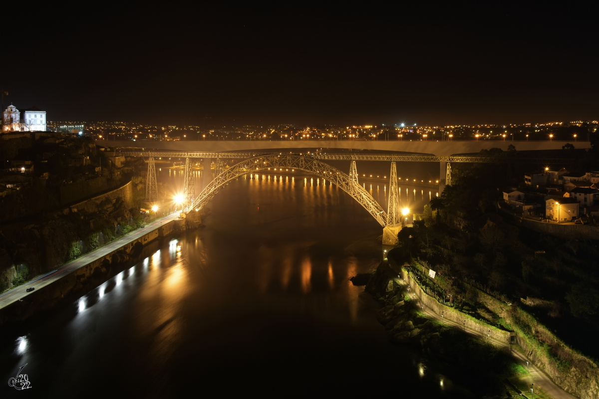 Im Bild die stillgelegte sthlerne Maria-Pia-Brcke (Ponte Maria Pia) aus dem Jahr 1875, dahinter die Brcke des Heiligen Johannes des Tufers (Ponte de So Joo) aus Spannbeton, beides Eisenbahnbrcken. (Porto, Mai 2013)