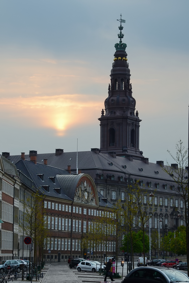 Im Bild der Turm des Schlosses Christiansborg in Kopenhagen, davor das Finanzministerium. Das Schloss ist weltweit der einzige Repräsentationsbau, der die höchsten Vertreter von Exekutive, Legislative und Judikative unter einem Dach vereint.  (Mai 2012)
