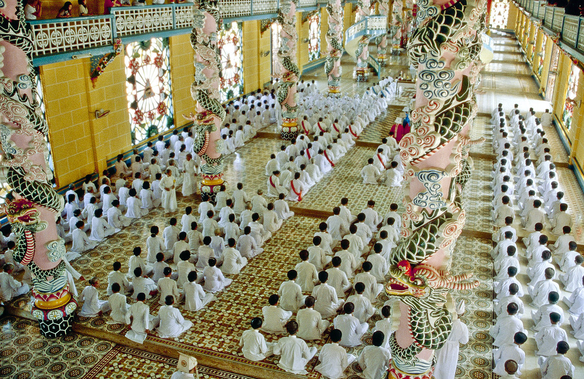 Im Cao-Đai-Tempel in Ty Ninh nahe Ho-Chi-Minh-Stadt. Bild vom Dia. Aufnahme: Januar 2001.