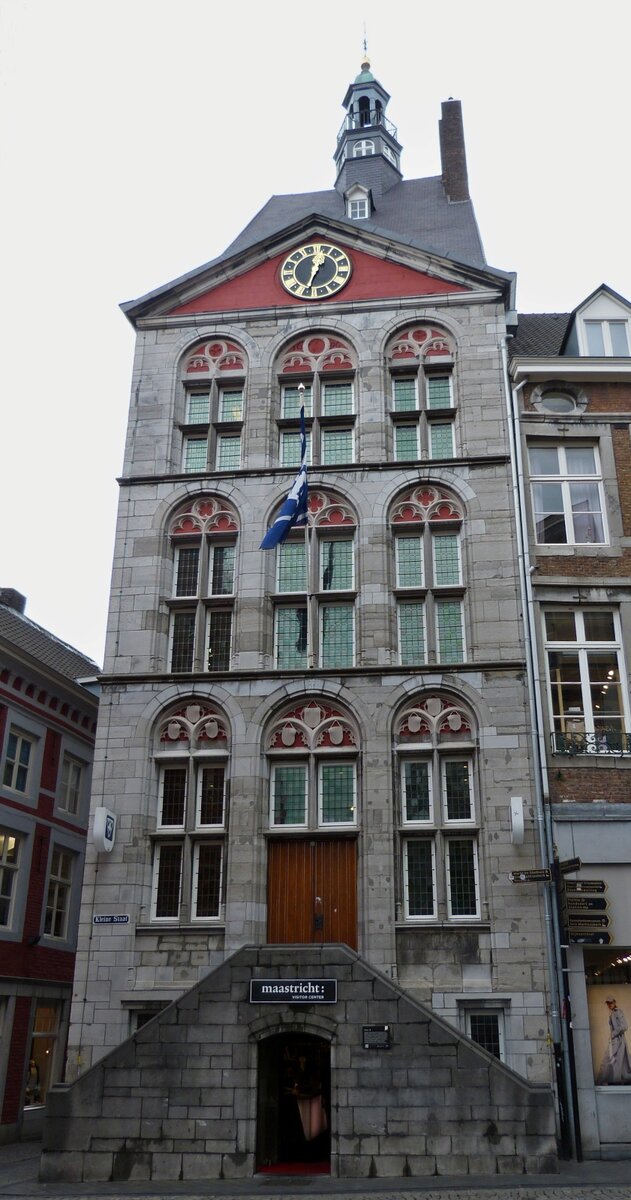 Im Dinghaus, Eckhaus von der Kleine Staat Straat und Jodenstraat in Maastricht, unter der Treppe befindet sich der Eingang zum Infocentrum von Maastricht. 05.2023