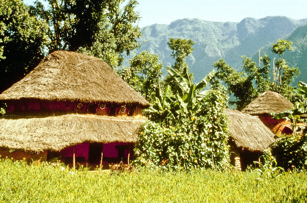 Im Dorf Poharepani bei Pokhara in Zentral-Nepal. Bild vom Dia. Aufnahme: September 1988.