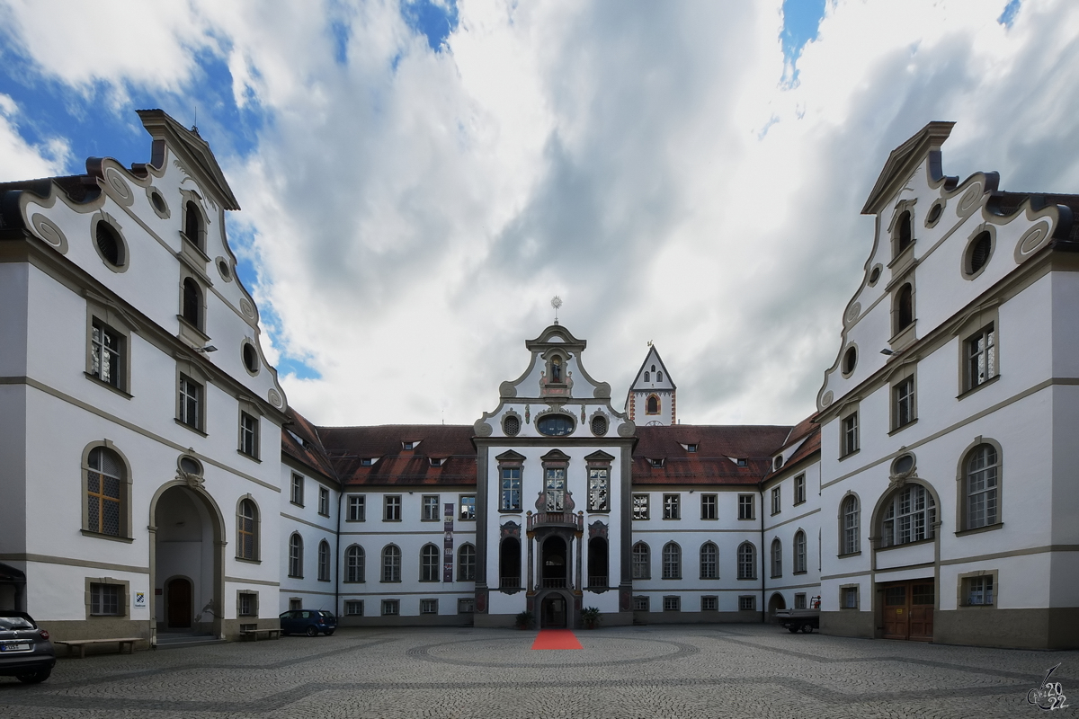 Im ehemaligen Kloster Sankt Mang befindet sich heute eine Bibliothek, ein Museum und das Rathaus. (Fssen, Juli 2017)
