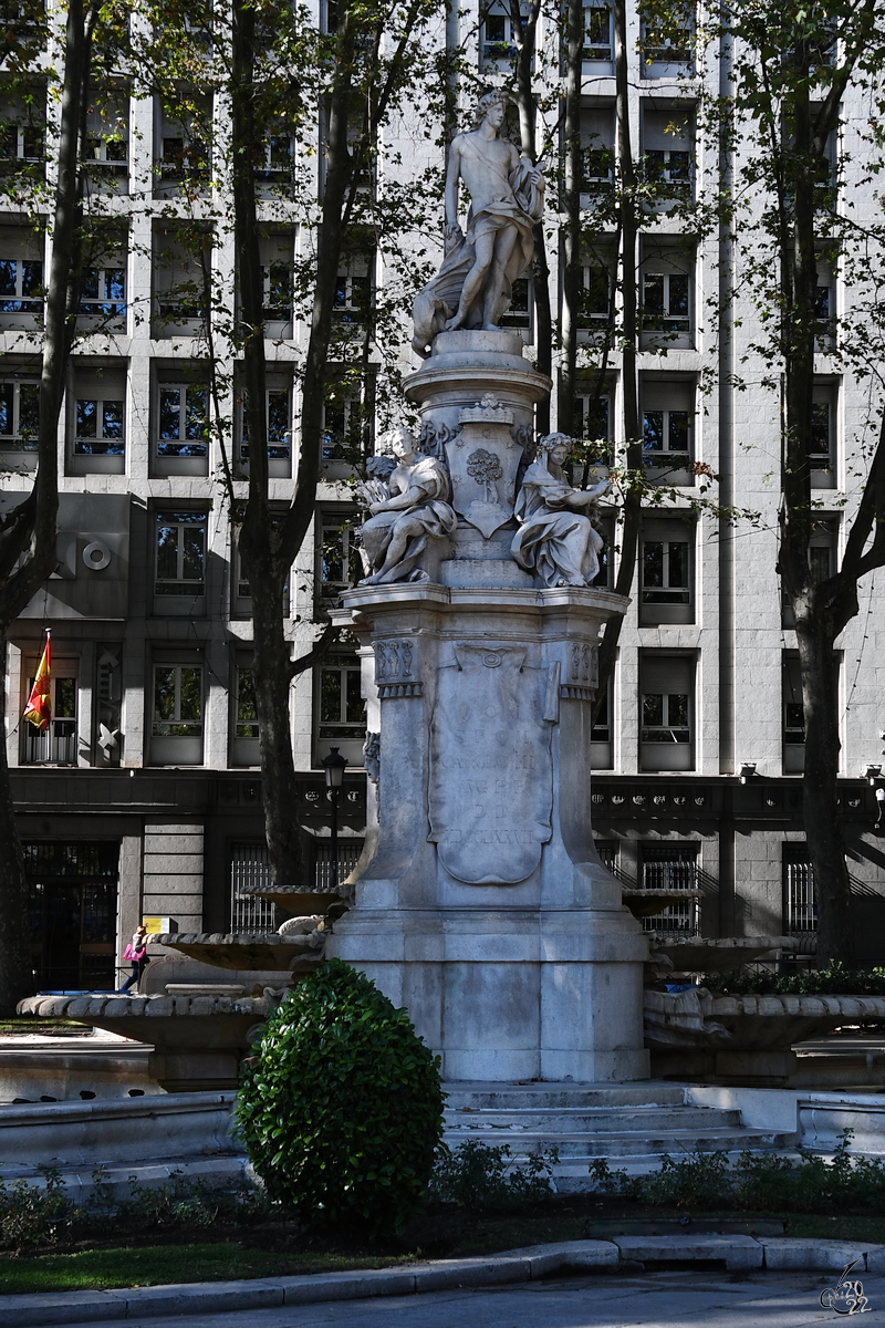 Im frhen 19. Jahrhundert wurde der Apollo-Brunnen (Fuente de Apolo) im klassizistischen Stil erbaut. (Madrid, November 2022)
