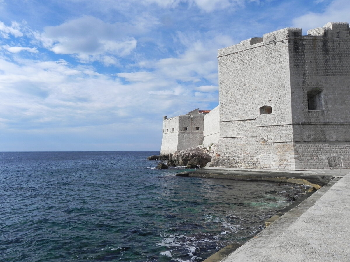 Im Hafen von Dubrovnik, einer Stadt im sdlichen Kroatien an der Adriakste am 25.10.2014.
Die Altstadt wurde im Jahr 1979 von der UNESCO in die Liste des Weltkulturerbes aufgenommen. 
