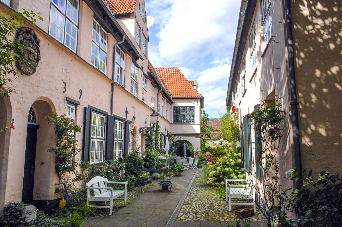 Im Herzen der Lbecker Altstadt liegt der denkmalgeschtzte Fchtingshof unterhalb der Katharinenkirche. Diente er frher als Wohnanlage fr Kaufmanns- und Schifferwitwen, wurde der Hof in den 70er Jahren umgebaut und wird seitdem als gefrderter sozialer Wohnungsbau genutzt. Aufnahme: 21. August 2021.