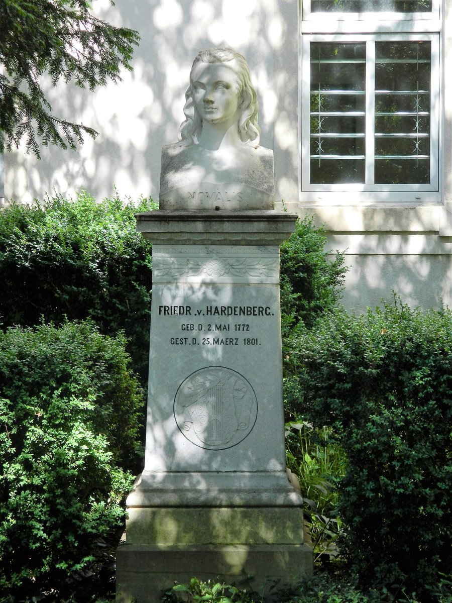 Im heutigen Stadtpark Weienfels befindet sich das Grab und der Gedenkstein mit der Bste von Novalis, Georg Philipp Friedrich von Hardenberg, einem bedeutenden Schriftsteller der Frhromantik. Er starb 1801 in Weienfels und wurde hier, auf dem Alten Freidhof, beigesetzt. (18.06.2016)
