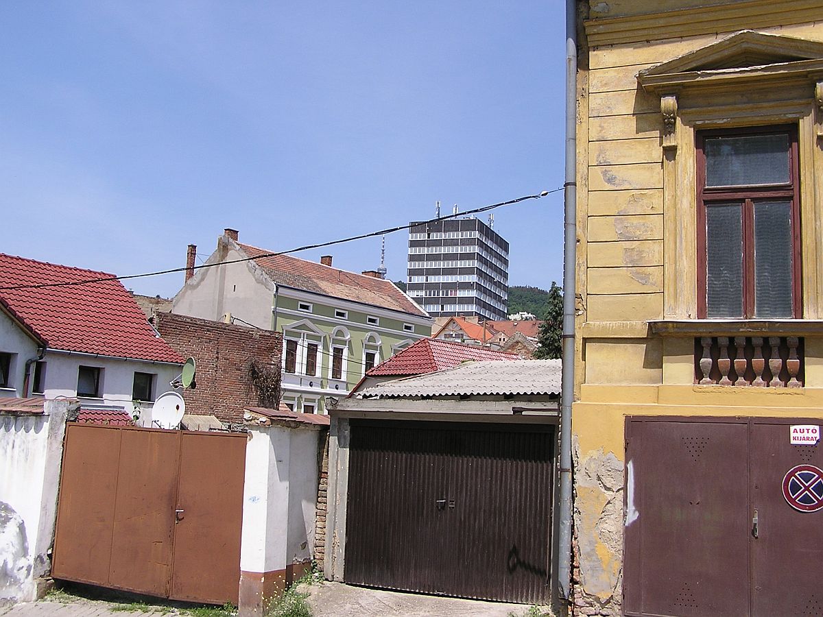 Im Hintergrund: Gebäude des ehemaligen Handschuhfabriks Pécs (Aktuell: Sitz des Handels- un Wirschaftskammer). (April 2010)