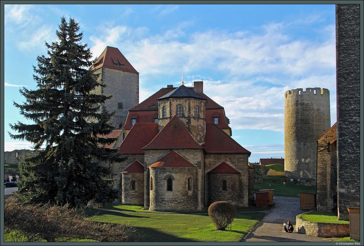 Im Innenhof der Burg Querfurt befindet sich die ab 1162 errichtete romanische Burgkirche. Im Hintergrund der Marterturm (links, im 13. Jhd. erbaut) und der im 12. Jahrhundert errichtete  Dicke Heinrich  (rechts), der als Bergfried diente. (27.12.2013)