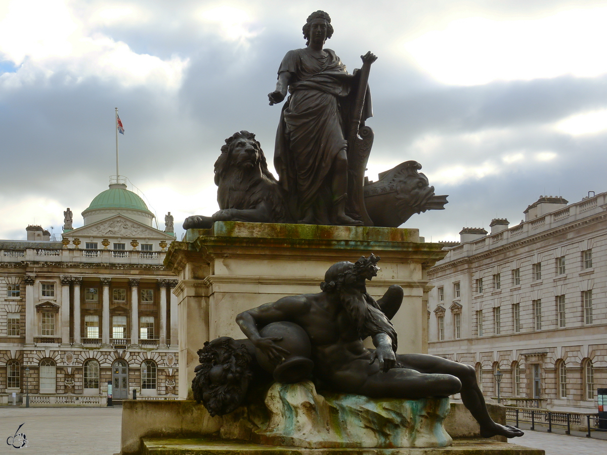 Im Innenhof des Somerset Houses befindet sich die zwischen 1778 und 1779 errichtete Bronzeskulpturengruppe  George III and the River Thames , welche König George III und Neptun (Father Thames) darstellt. (London, Februar 2015)