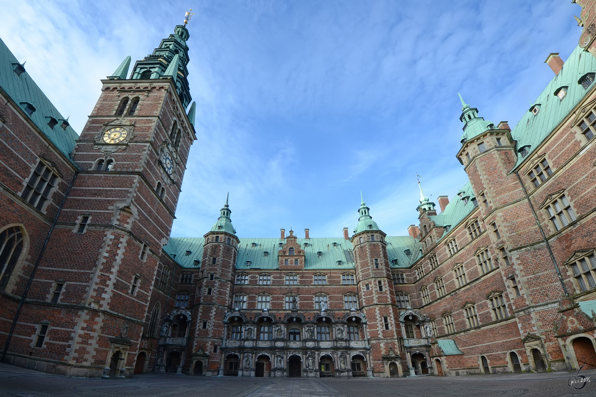 Im Innenhof des Wasserschlosses Frederiksborg in Hillerd (Mai 2012) 