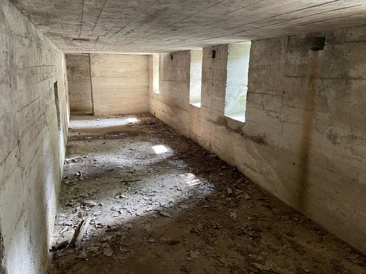 Im Innenraum des Sektionsbunkers Elfriede in Arrild in Nordschleswig. Elfriede ist ein Teil der Sicherungsstellung Nord. Aufnahme: 9. August 2021.