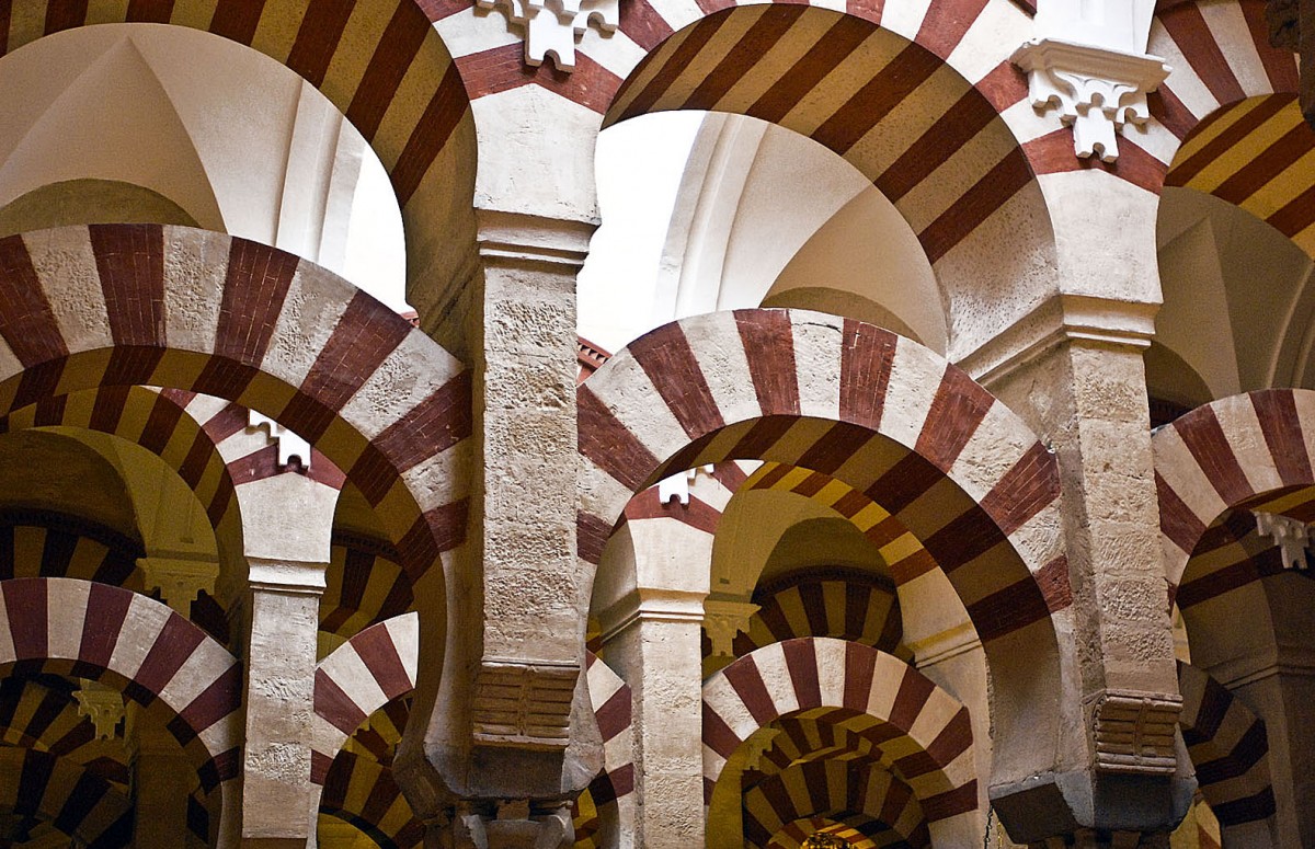 Im Innenraum der Moschee-Kathedrale Mezquita-Catedral von Crdoba. Das Bauwerk gehrt mit ca. 23.000 m zu den grten ehemaligen Moscheebauten weltweit. Aufnahme: Juli 2014.