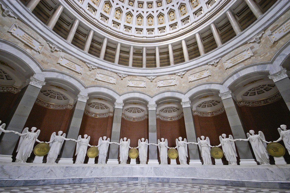 Im Inneren der Befreiungshalle bei Kelheim stehen vor 18 Nischen insgesamt 34 Siegesgttinnen (Viktorien) aus weiem Marmor, die sich die Hnde reichen und somit einen feierlichen Reigen bilden (symbolisierend die Staaten des Deutschen Bundes). Aufnahme: Juli 2008.