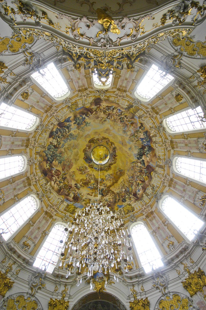 Im Inneren der Klosterkirche Etmal. Blick in die Kuppel mit dem Fresko von Johann Jakob Zeiller. Aufnahme: August 2008.