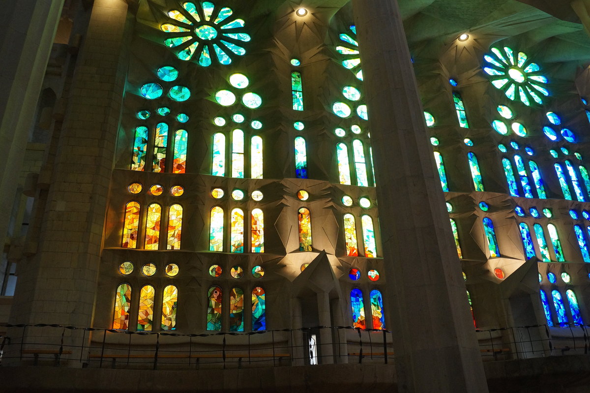 Im Inneren der Sagrada Familia in Barcelona. Zu sehen sind die mittlerweile fertiggestellten Glasfenster in den khlen Farben, 18.04.2019.
