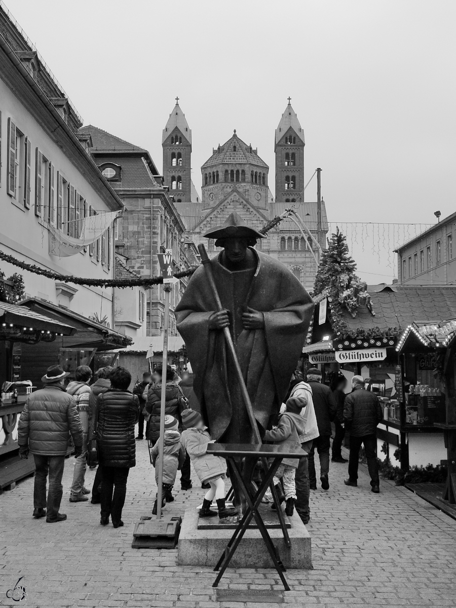 Im Jahr 1990 schenkte Bischof Anton Schlembach der Stadt Speyer die Bronzefigur eines Jakobspilgers. (Dezember 2014)