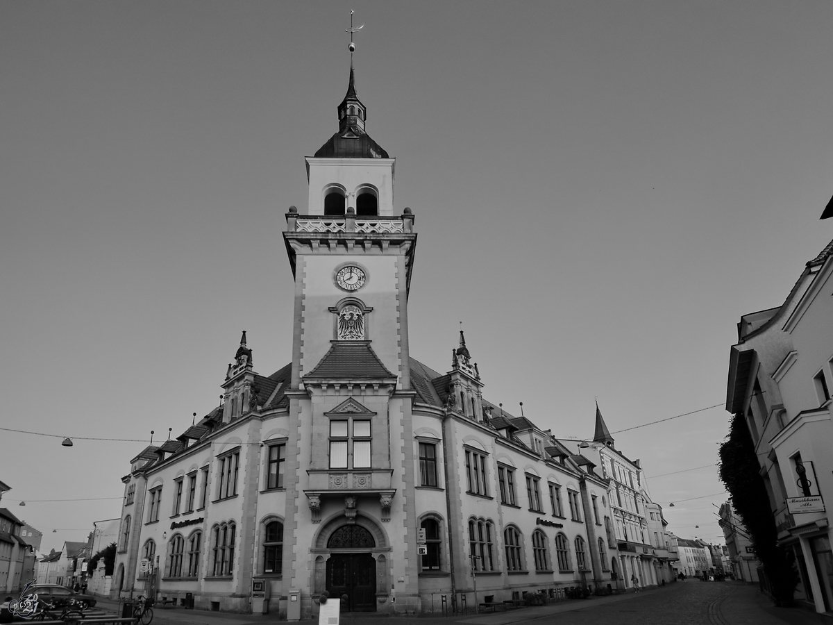 Im Jahre 1896 wurde das heute unter Denkmalschutz stehende zweigeschossige historisierende Kaiserliche Postamt in Gstrow fertiggestellt. (August 2013)