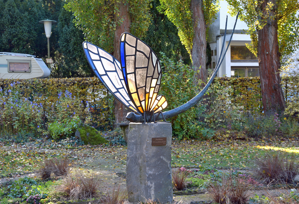 Im Kurpark von Bad Neuenahr gibt`s tatsächlich ein Denkmal für eine Fliege, und zwar  Denkmal für die Theiß-Eintagsfliege , die überwiegend in West-Ungarn vorkommt. 30.10.2016