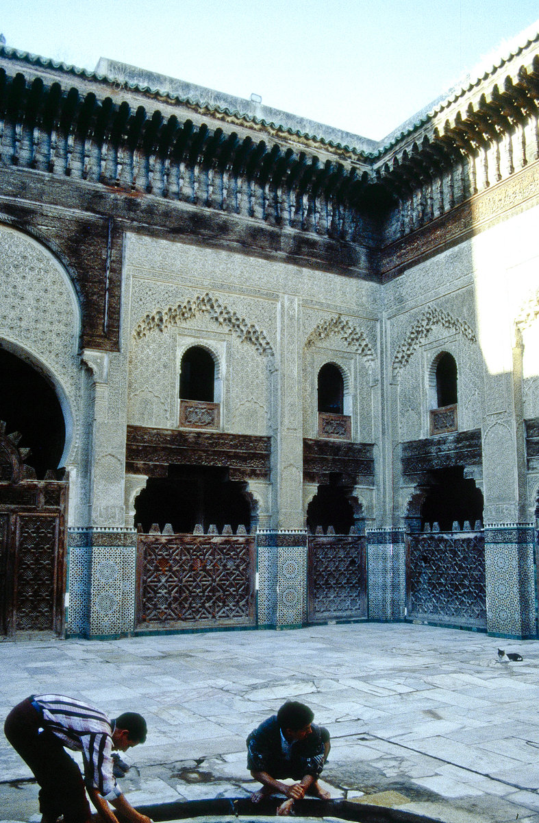 Im Mausoleum Moulay Idris II in Fs. Bild vom Dia. Aufnahme: November 1996.