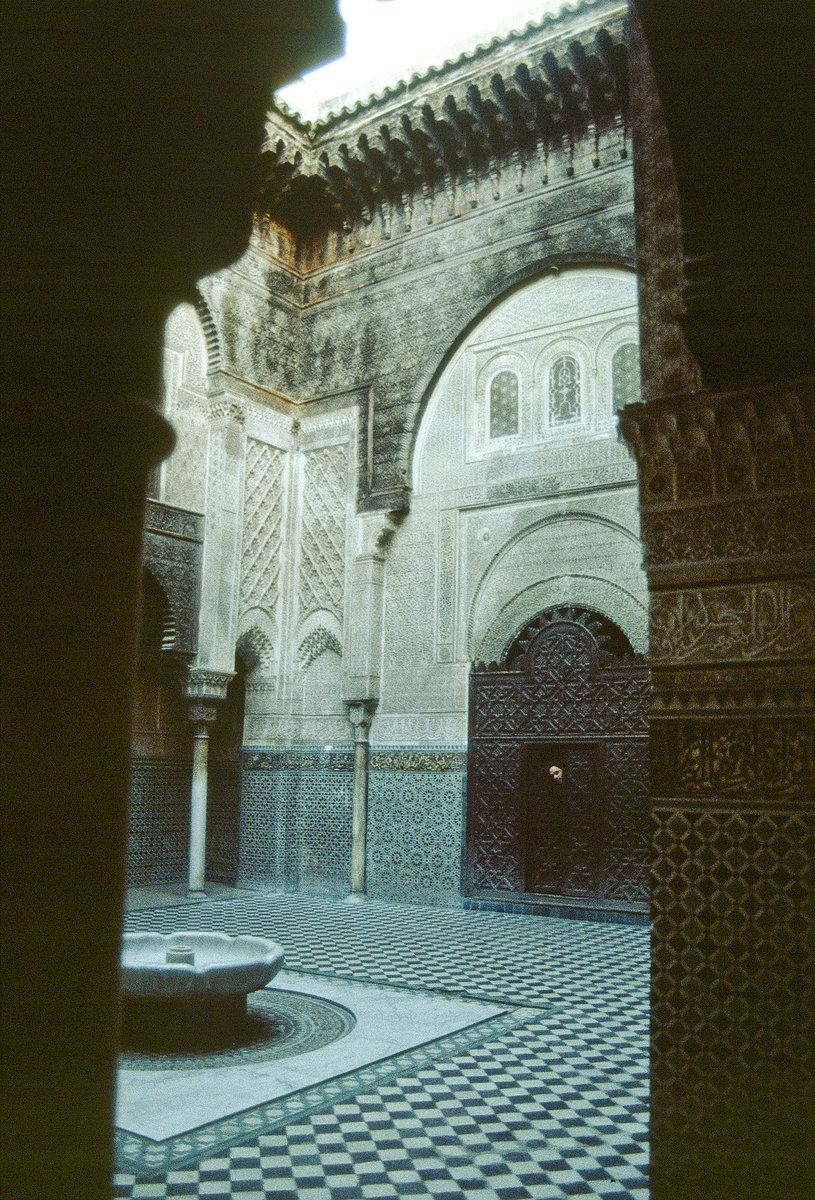 Im Mausoleum Moulay Idris II in Fs. Bild vom Dia. Aufnahme: November 1996.