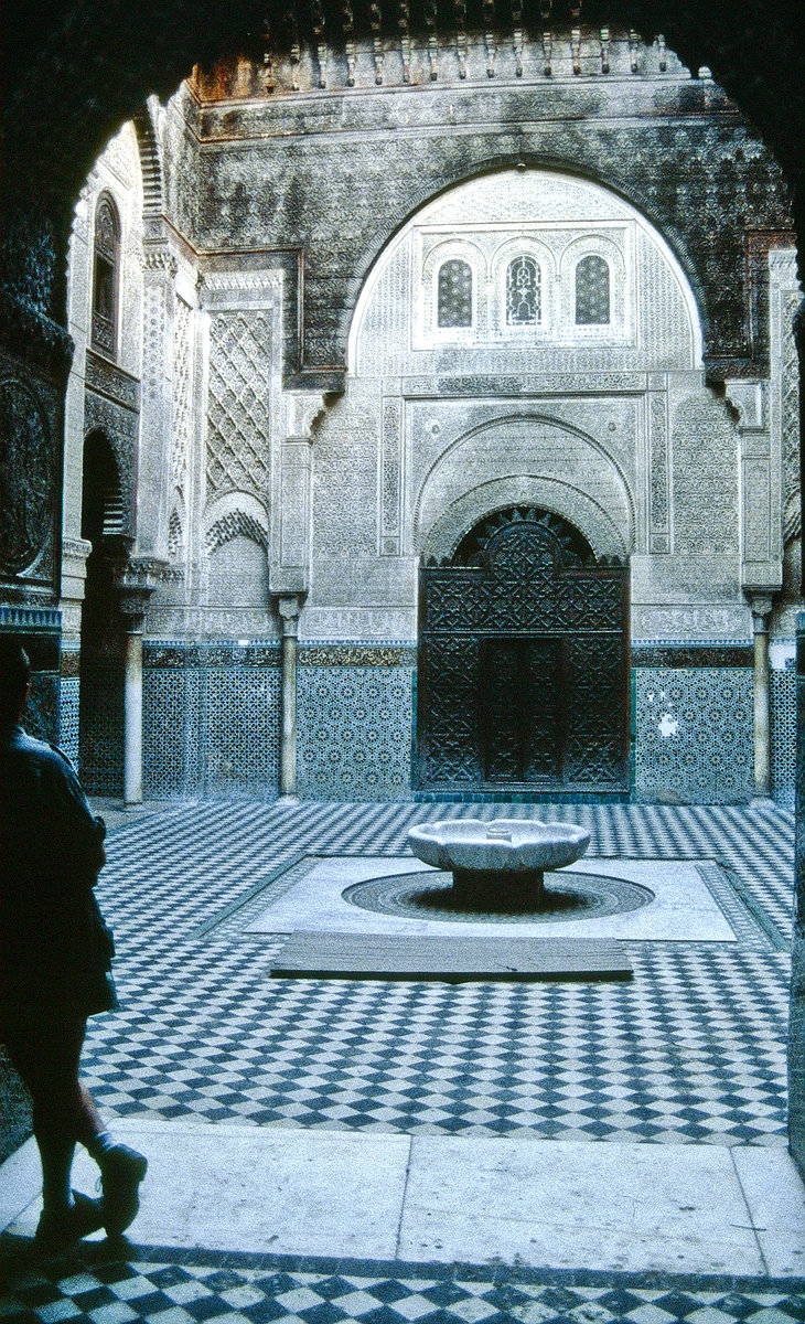 Im Mausoleum Moulay Idris II in Fs. Bild vom Dia. Aufnahme: November 1996.