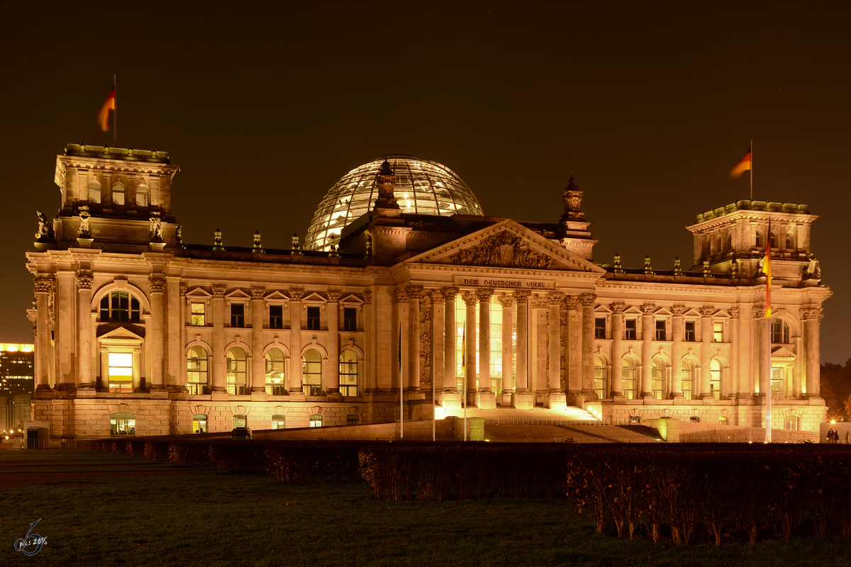 Im Reichstagsgebude ist Sitz des Deutschen Bundestages. Er befindet sich im Berliner Stadtteil Tiergarten. (November 2014)