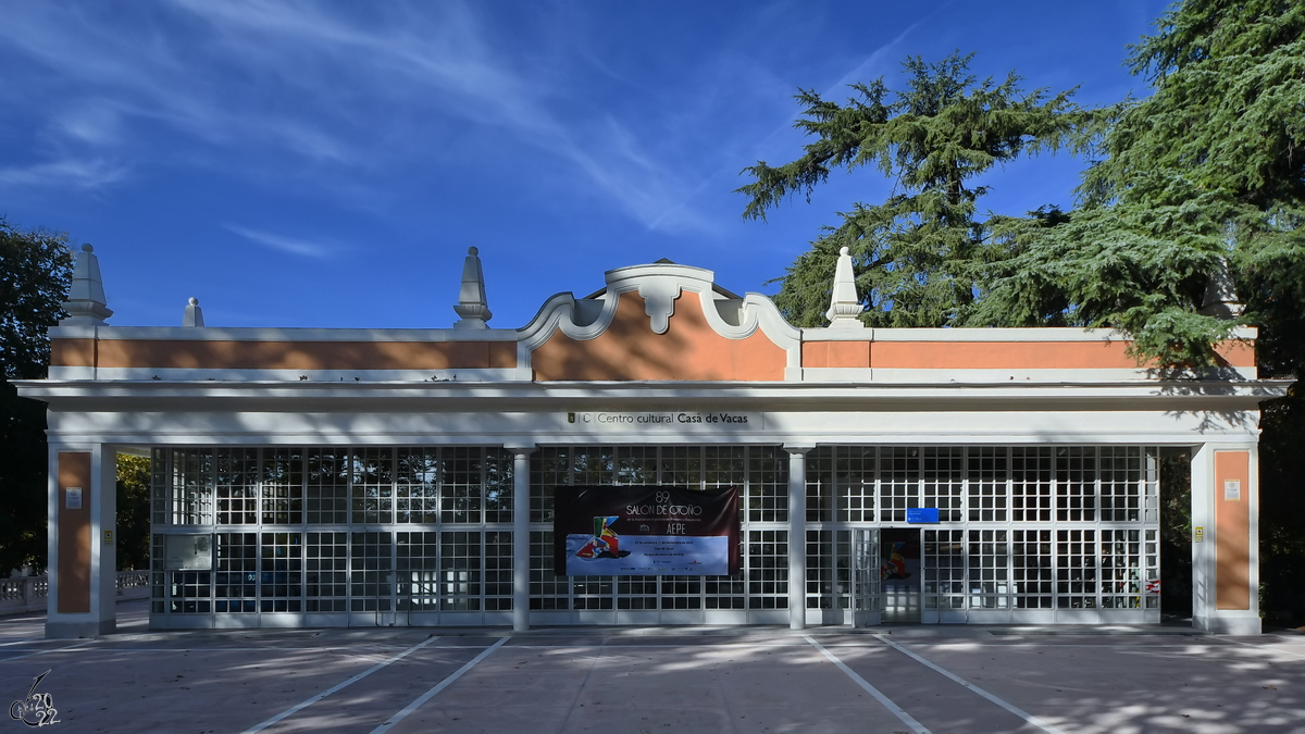Im Retiro Park befindet sich dieses 1833 erbaute Gebude (Casa de Vacas), welches heute als ein Kulturzentrum mit Ausstellungen, Theater und Konzerten genutzt wird. (Madrid, November 2022)