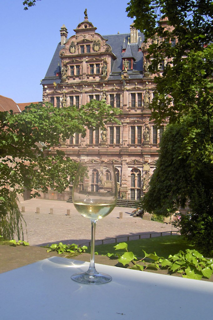 Im Schlosshof - Heidelberg. Aufnahme: Juli 2005.