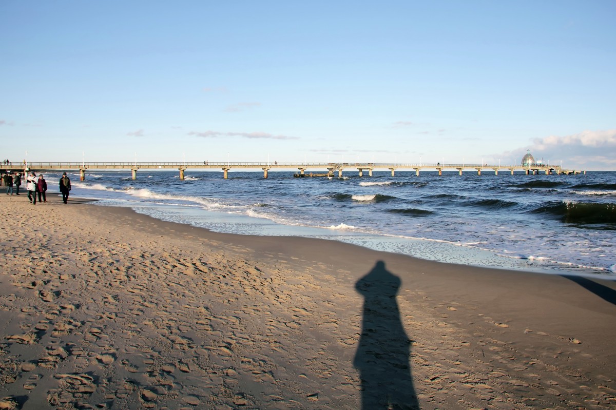 Im Sonnenschein Blick vom Strand vor Zinnowitz in Richtung Seebrcke am 26. Dezember 2014

