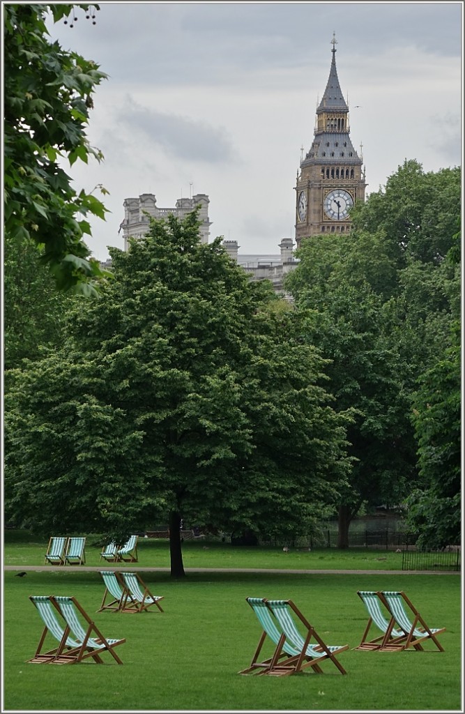 Im St. James Park lsst es sich ,gegen etwas Kleingeld,gemtlich ausruhen. Big Ben sorgt dafr das der Besucher die Zeit nicht vergisst.
(22.05.2014)