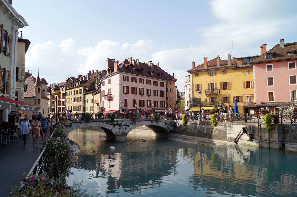 Im Stadtzentrum von Annecy. Im Bild erkennbar sind die Thiou-Brcke auf der Rue Perrire und die umliegenden Bauten am Quai de l'le. 12.09.2018.