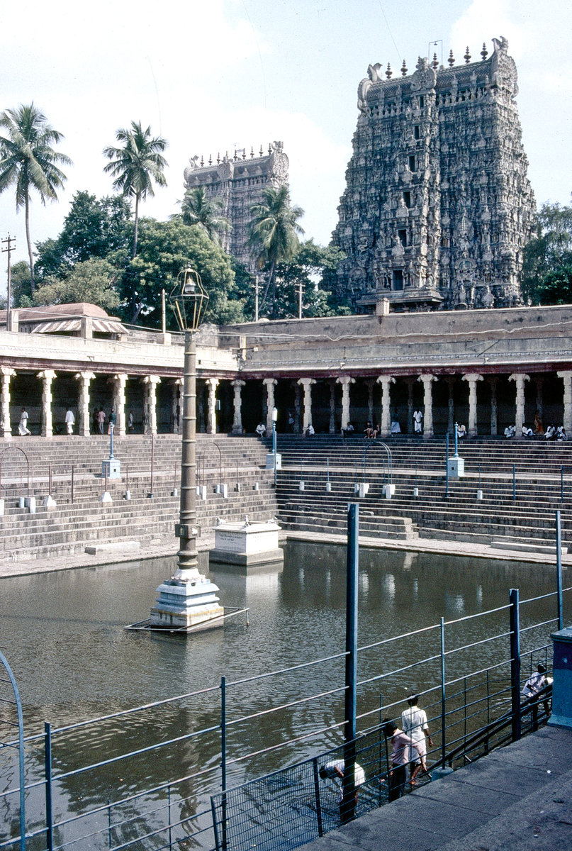 Im Tempel von Srirangam in Tiruchirappalli. Bild vom Dia. Aufnahme: Dezember 1988.