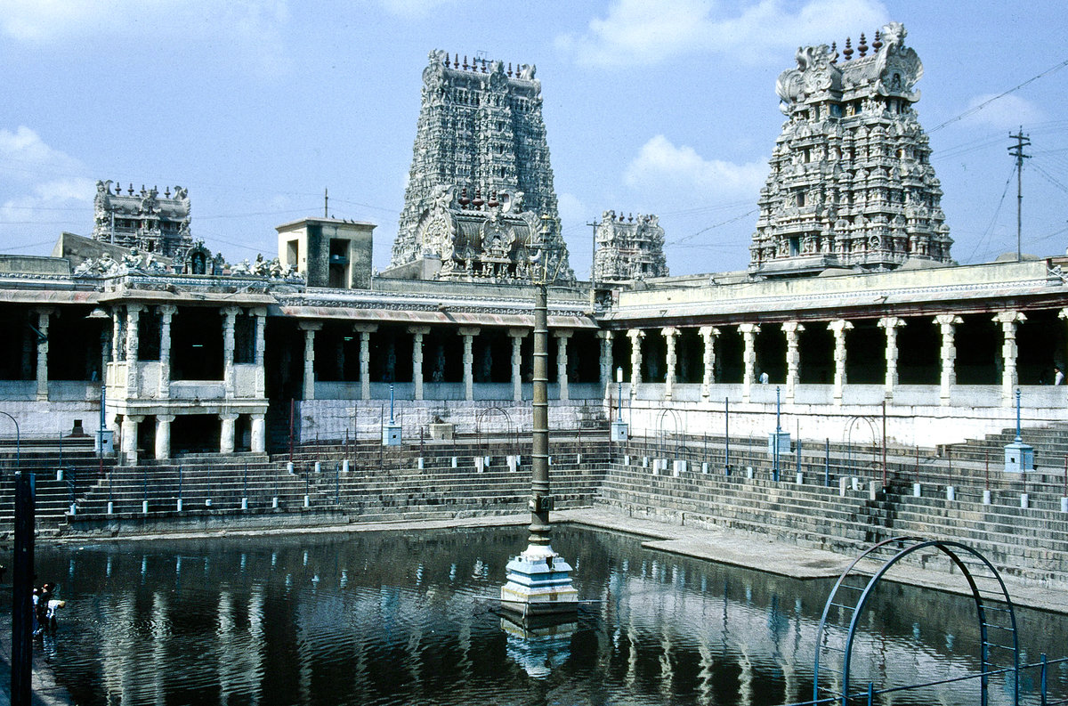 Im Tempel von Srirangam in Tiruchirappalli. Bild vom Dia. Aufnahme: Dezember 1988.