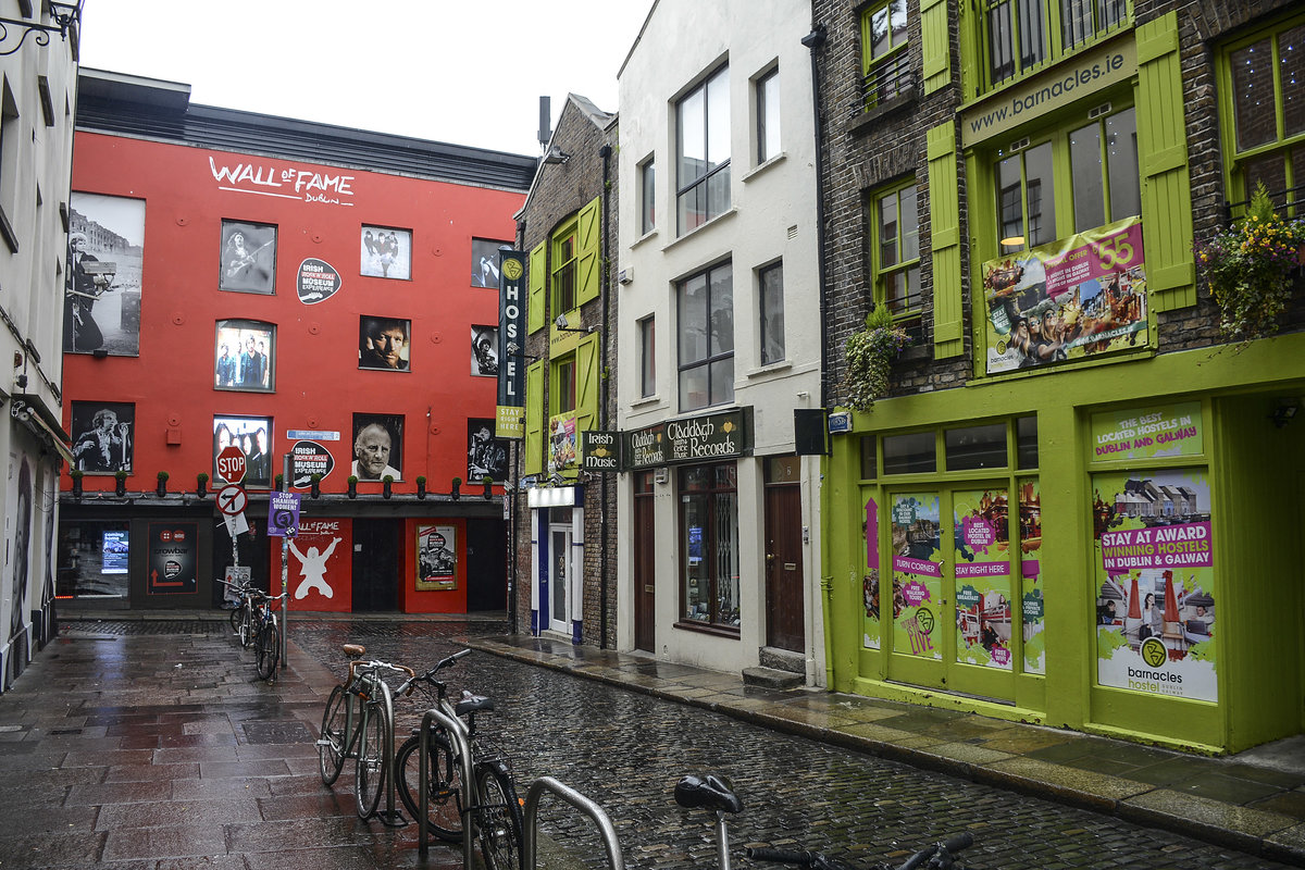 Im Temple Bar-Bezirk von Dublin. Im Gegensatz zu den umgebenden Stadtvierteln hat Temple Bar sich seine frhneuzeitlichen Straenzge mit vielen engen kopfsteingepflasterten Gassen erhalten. Temple Bar ist Dublins Kulturviertel - vor allem fr Touristen - mit einem munteren Nachtleben.
Aufnhame: 10. Mai 2018.