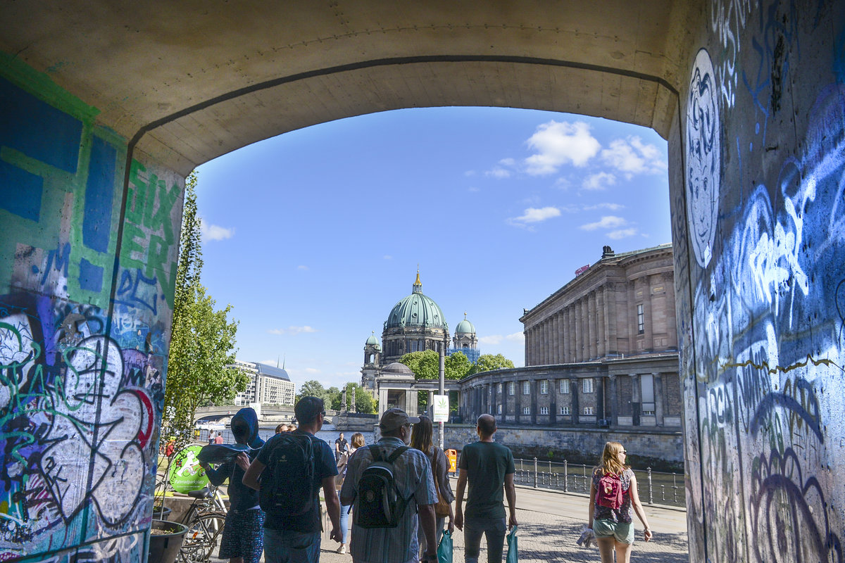 Im Tunnel unter der Berliner Stadtbahn - Ausgang zum James-Simon-Park. Im Hintergrund ist der Berliner Dom zu sehen. Aufnahme: 8. Juni 2019.