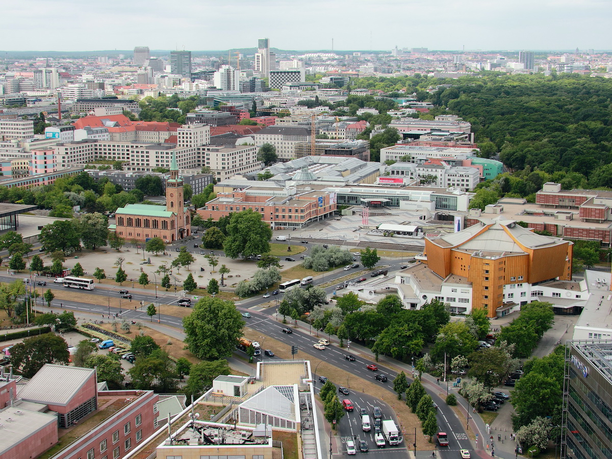 Im Vordergrund die Potsdamerstrae im Hintergrund das Europa Center und das Hotel Inter Continental am 03. Juni 2015 gesehen vom Panorampunkt auf dem Potsdamer Platz. 