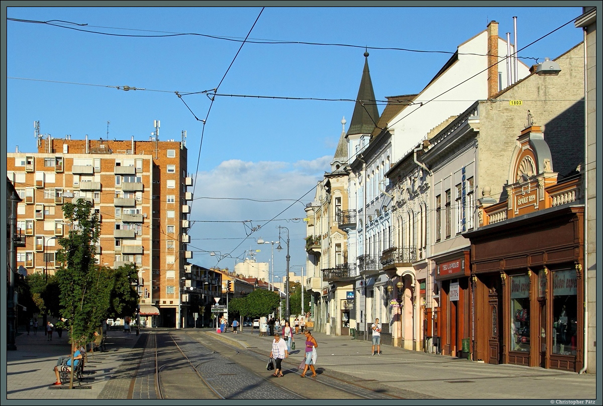 Im Zentrum von Miskolc entlang der Szchenyi-Strae haben sich einige ltere Gebude erhalten. Hier befinden sich zahlreiche kleinere Geschfte und Kneipen. (17.08.2014)