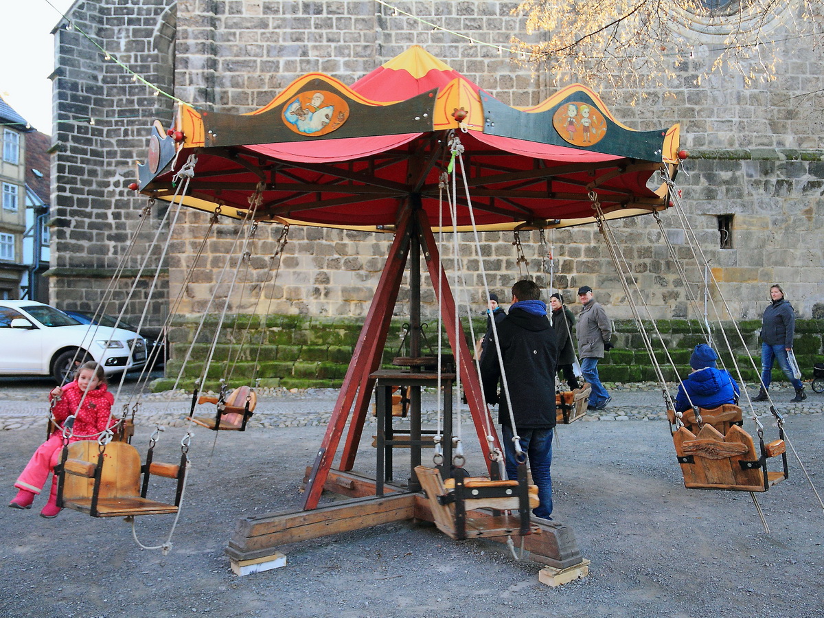 Im Zentrum von Quedlinburg am 03. Dezember 2016 gesehendes Karussell mit Handantrieb.