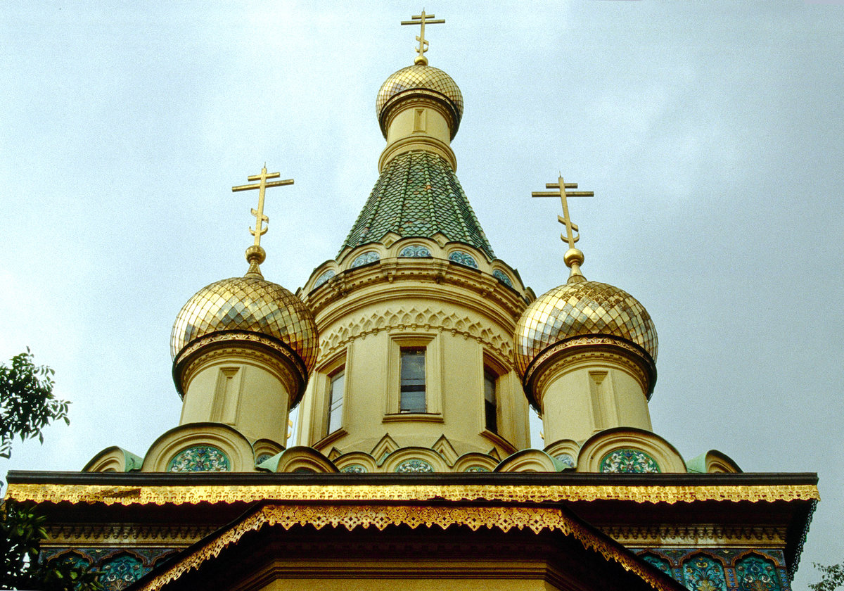 Im Zentrum von Sofia, an der Kreuzung der Rakovski-Strae und des Zar-Osvoboditel-Boulevards, befindet sich die Kirche Sveti Nikolay (Nikolaienkirche). Bild vom Dia. Aufnahme: Juni 1992.