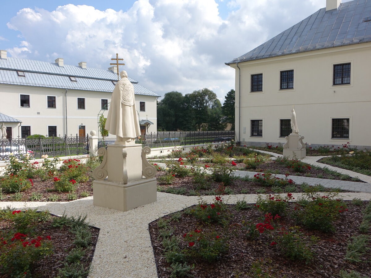 Imbramowice, Statue von Pabst Johannes Paul II. im Klostergarten (13.09.2021)
