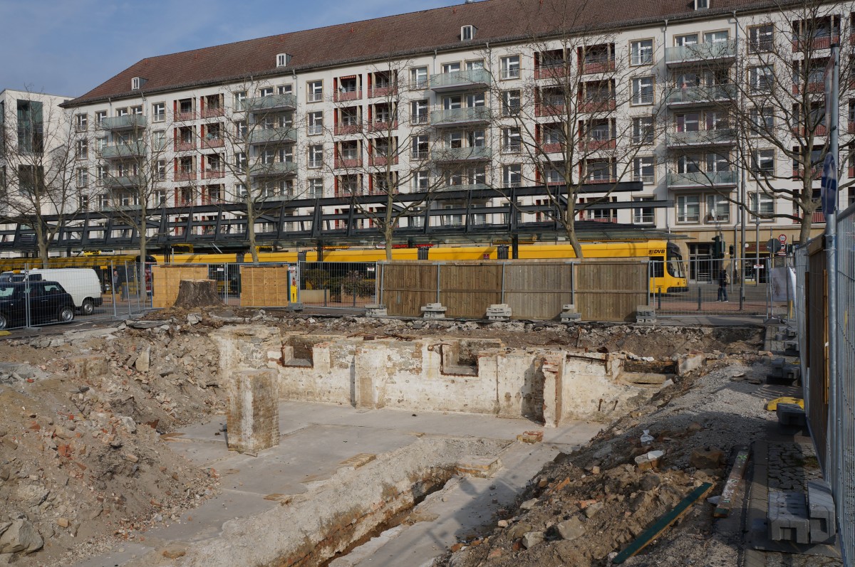 Immer noch und immer wieder stt man in Dresden bei Tiefbauarbeiten auf die Fundamente ehemaliger Wohnhuser, die durch das anglo-amerikanische Flchenbombardement am 13.Februar 1945 zerstrt wurden, hier in der Wallstrae; Aufnahme vom 10.03.2015
