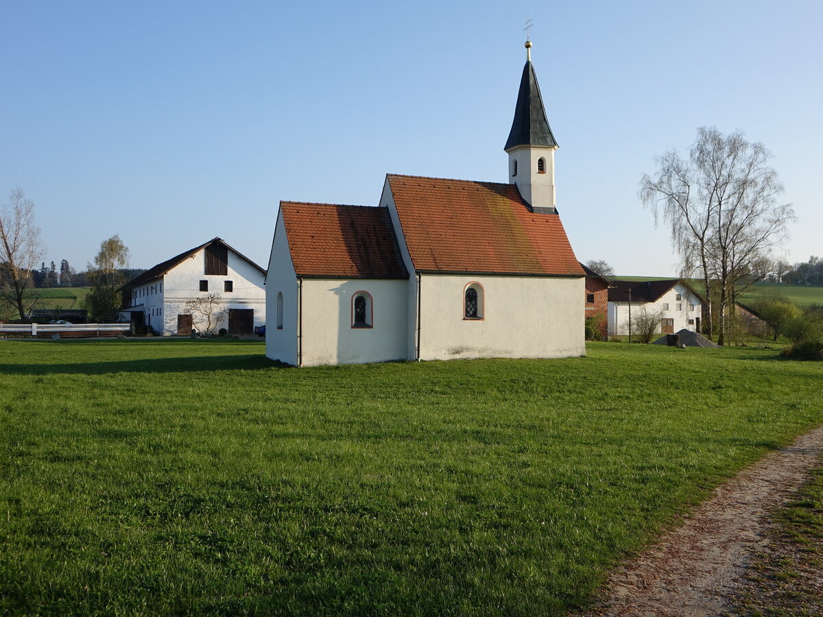 Imming, Pfarrkirche St. Maria, kleine Saalkirche mit Dachreiter und eingezogenem quadratischem Chor, erbaut im 14. Jahrhundert (09.04.2017)